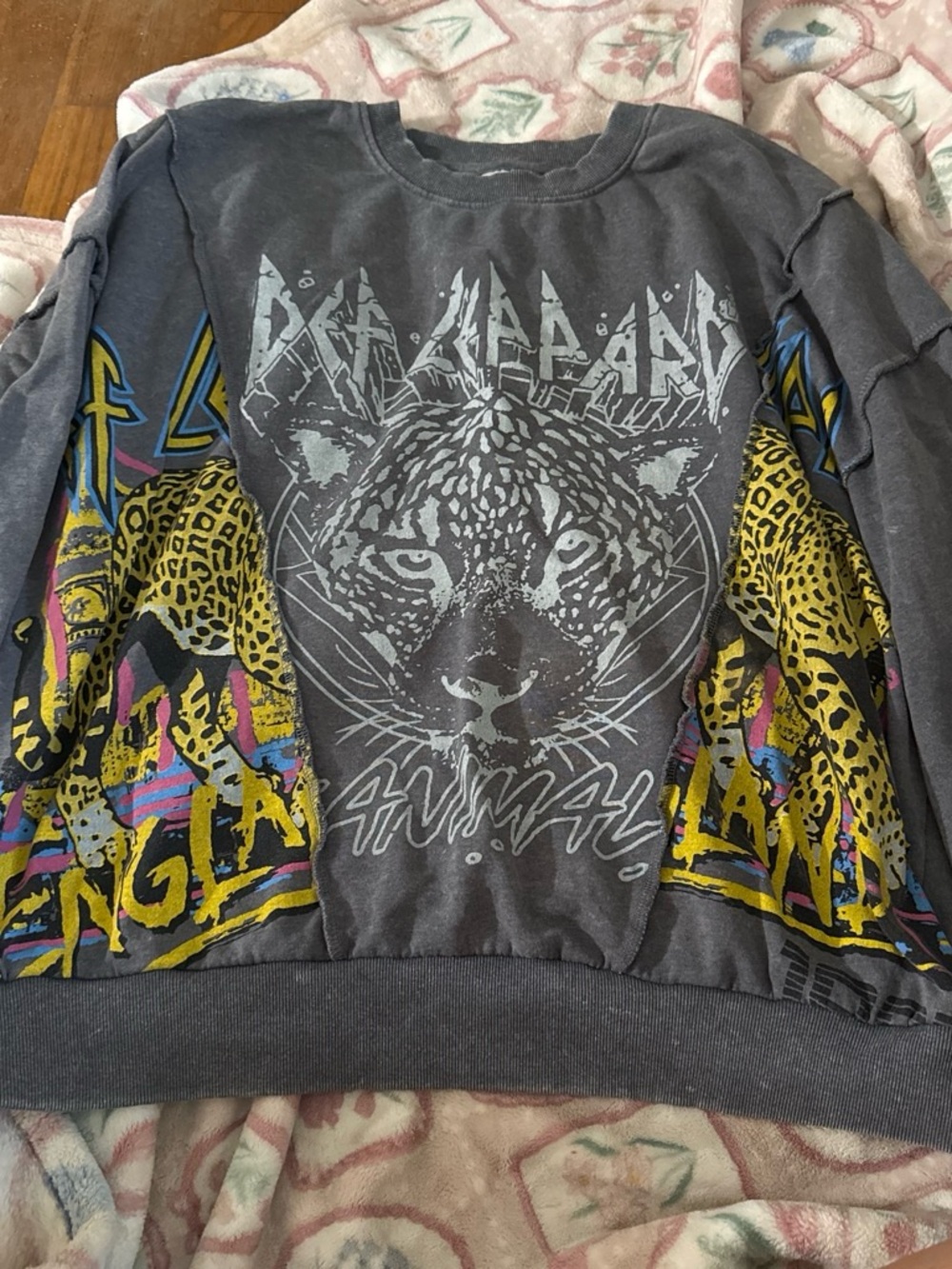 Def Leppard Gray Graphic Crewneck Sweatshirt with Yellow Accent